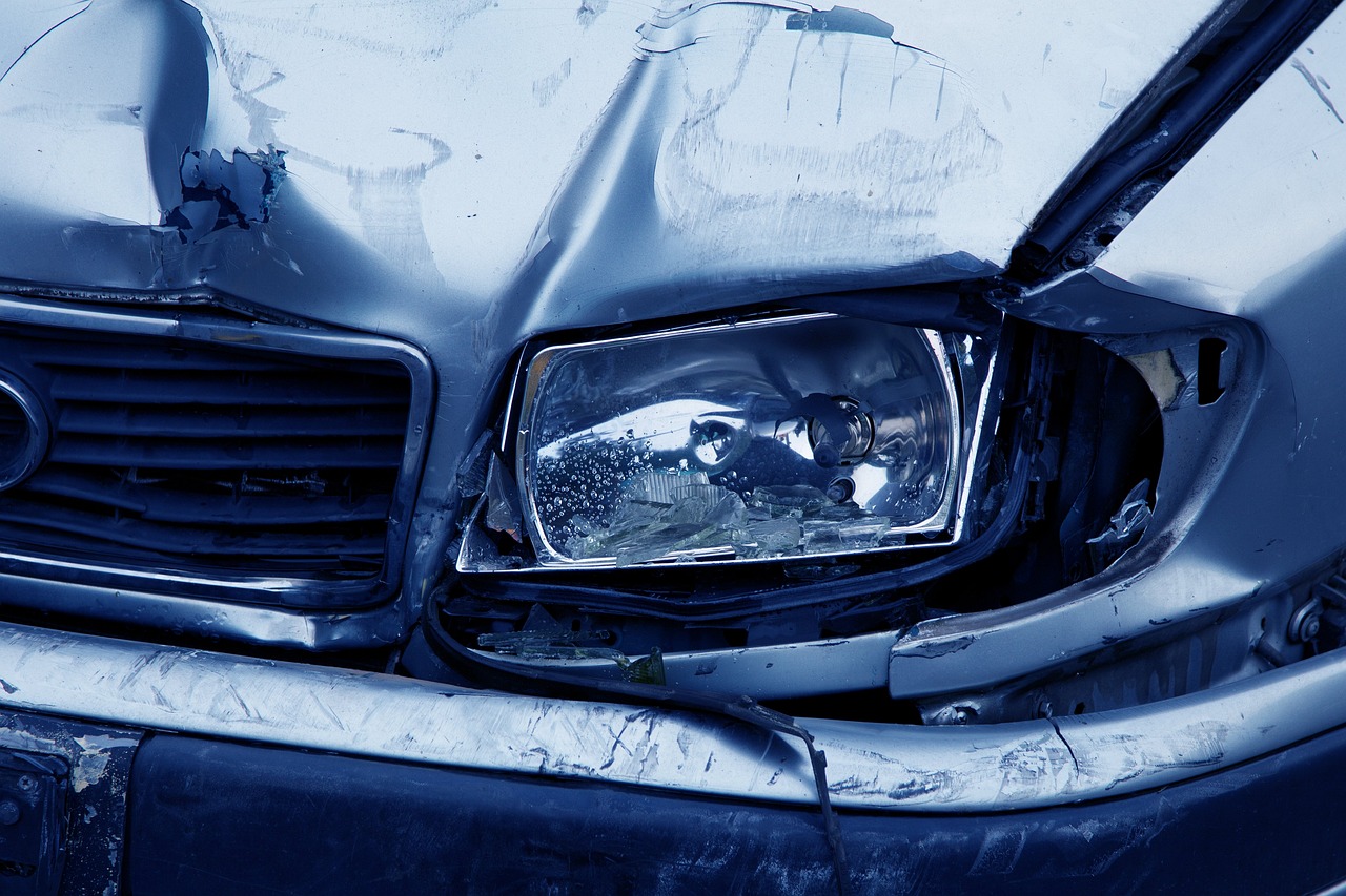 Een auto-ongeluk. Hoe repareer je blikschade?