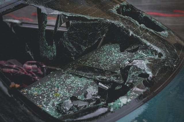 Moet je auto schade claimen of zelf betalen?