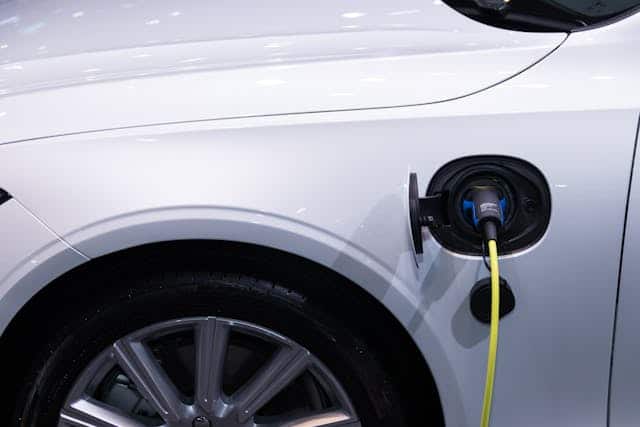 Waarom jouw volgende auto misschien wel half elektrisch is