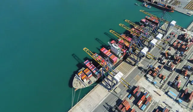 Grensoverschrijdende logistiek: van weg tot lucht en zee